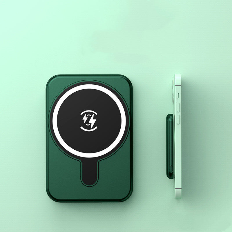 Zwarte magnetische powerbank op een telefoon