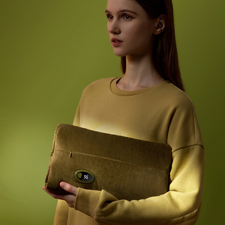 Fluwelen handwarmer uitgevouwen als schootdeken