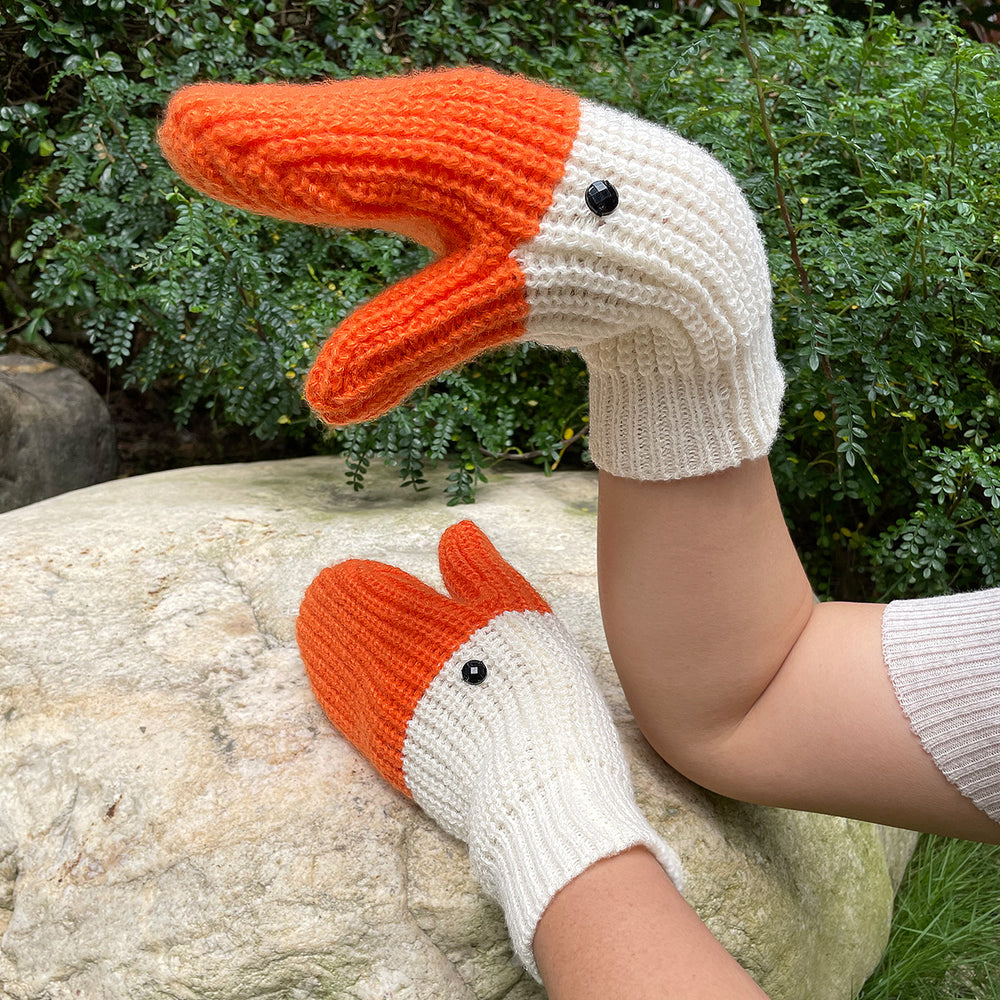 Gebreide wanten in de vorm van een gans