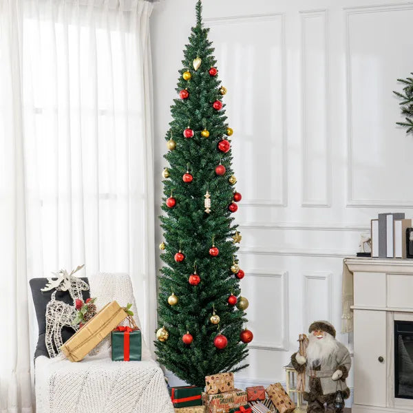 Hoge slanke groene kerstboom
