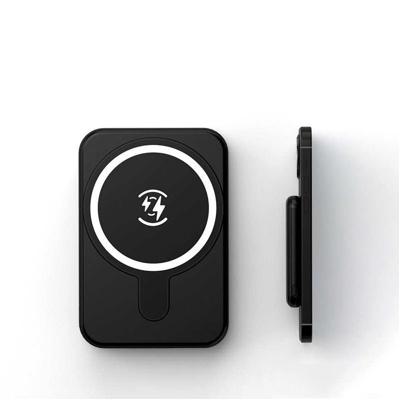 Zwarte magnetische powerbank op een telefoon