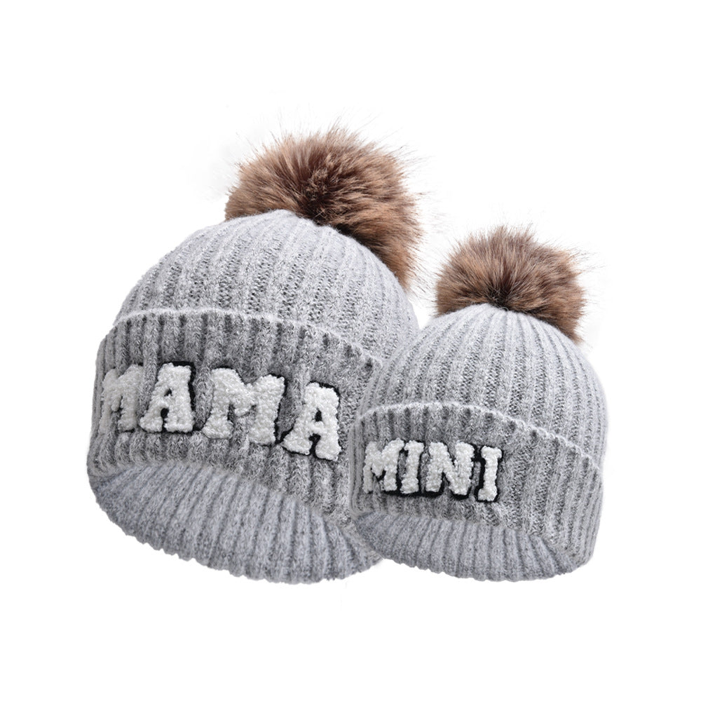 Geribde muts met MAMA-letters en pompon
