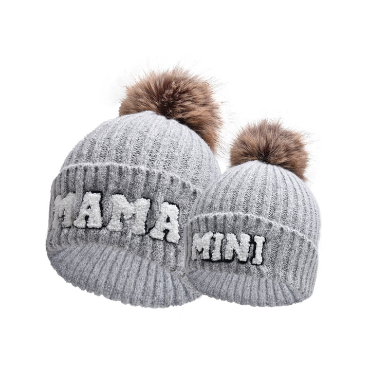 Geribde muts met MAMA-letters en pompon