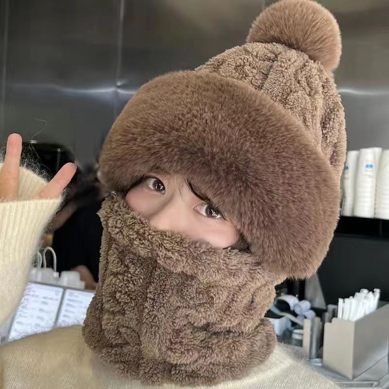 Pluche capuchonmuts met pompon en nekwarmer