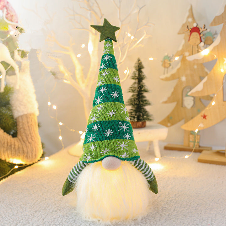 Kerstkabouter zonder gezicht als kerstdecoratie, tafel en boom