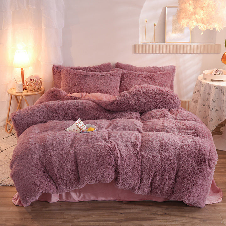 Pluizig teddy dekbedovertrek op een opgemaakt bed