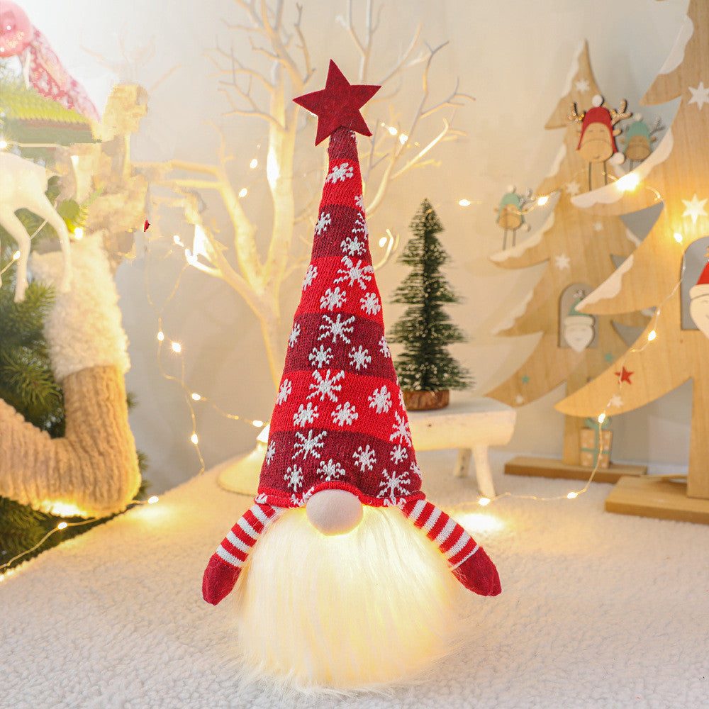 Kerstkabouter zonder gezicht als kerstdecoratie, tafel en boom