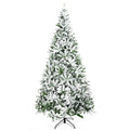 Besneeuwde dennenboom zonder lichtjes