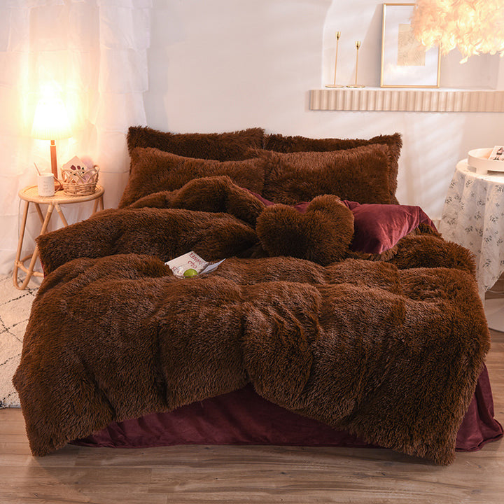 Pluizig teddy dekbedovertrek op een opgemaakt bed