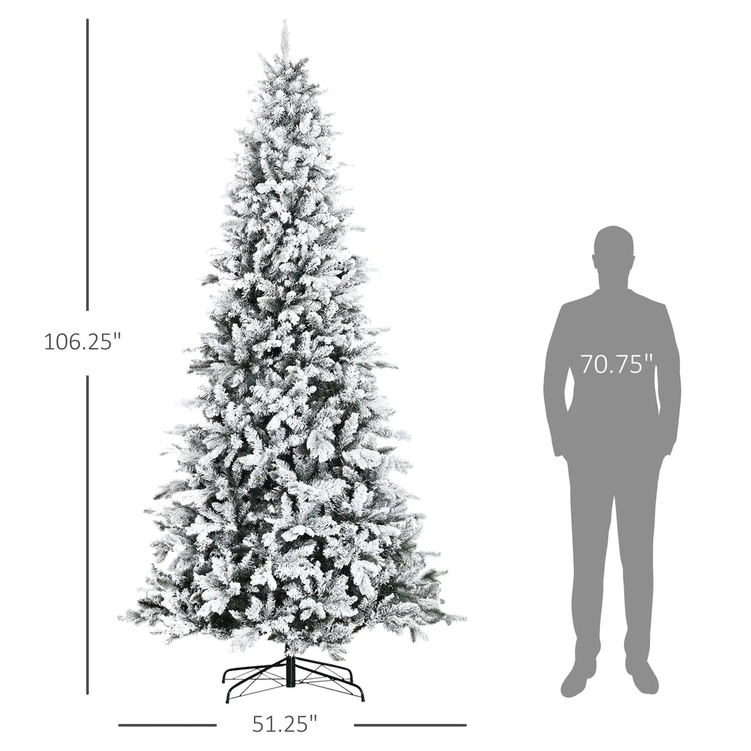 Grote besneeuwde ceder-kerstboom