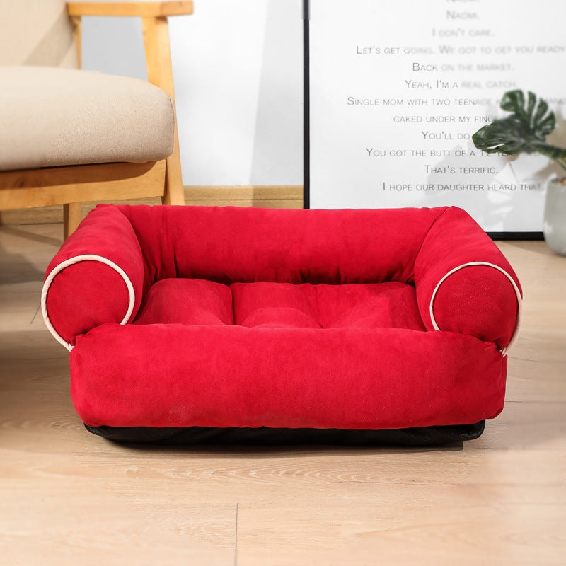 Hond ligt op een grijze pluche hondensofa