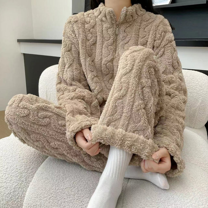 Vrouw in fleece pyjama met halve rits