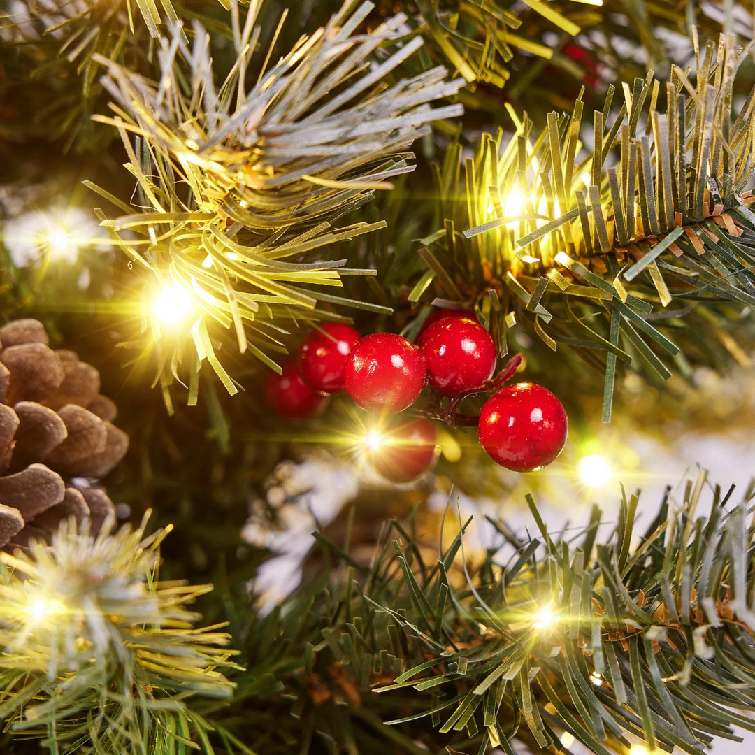 Twee berijpte tafelkerstbomen met lichtjes