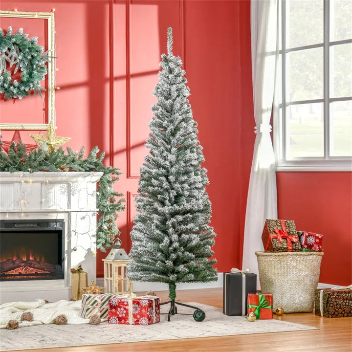 Besneeuwde slanke kerstboom zonder verlichting