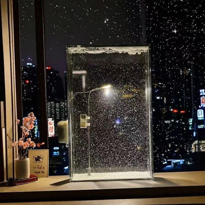 Nachtlampje lantaarnpaal met sneeuw – verlichte winterscène