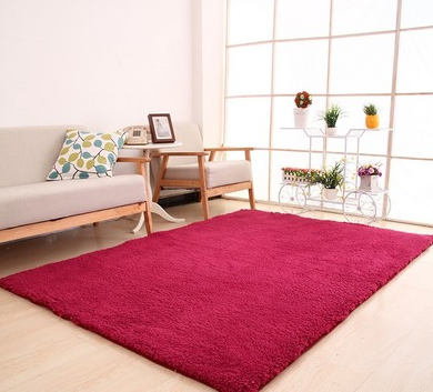 Roze hoogpolig vloerkleed in de slaapkamer