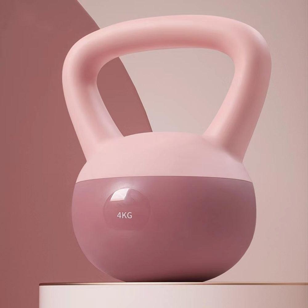 Lichtroze zachte kettlebell op de vloer