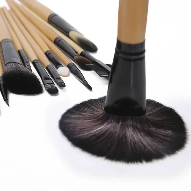 Make-up kwasten met houten stelen in etui