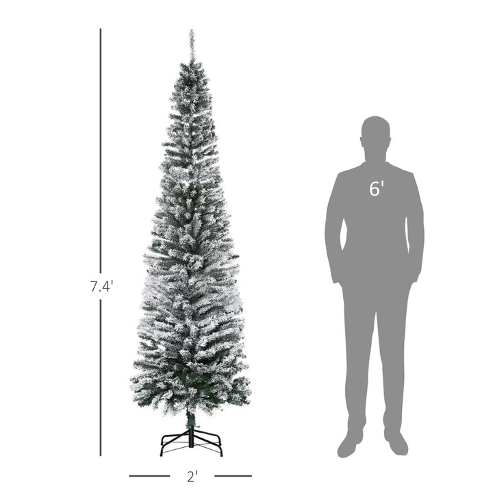 Hoge smalle besneeuwde kerstboom