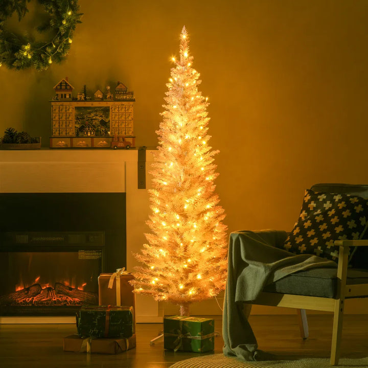 Roze slanke kerstboom met warme lampjes