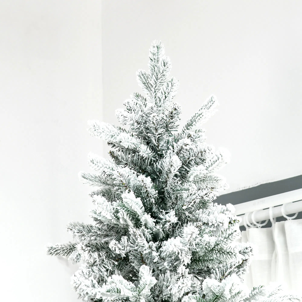 Grote besneeuwde ceder-kerstboom