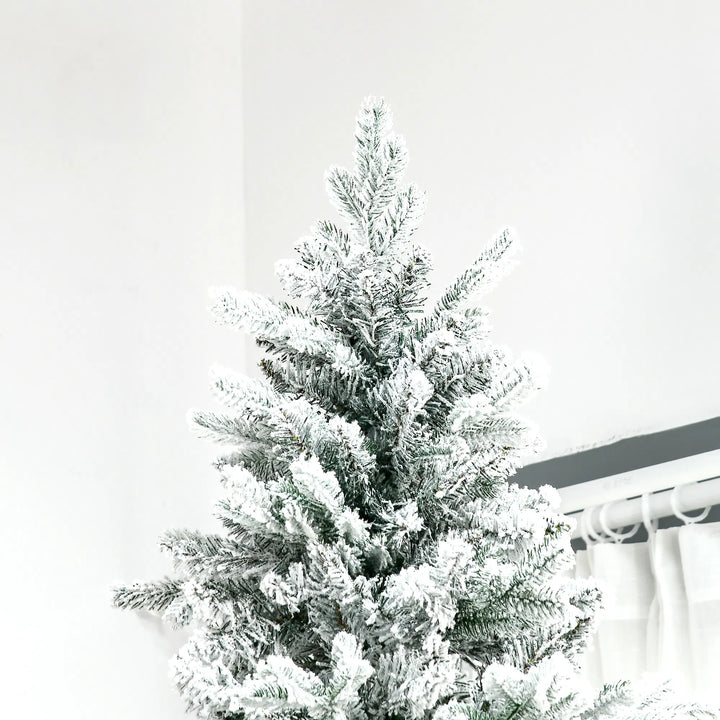 Grote besneeuwde ceder-kerstboom