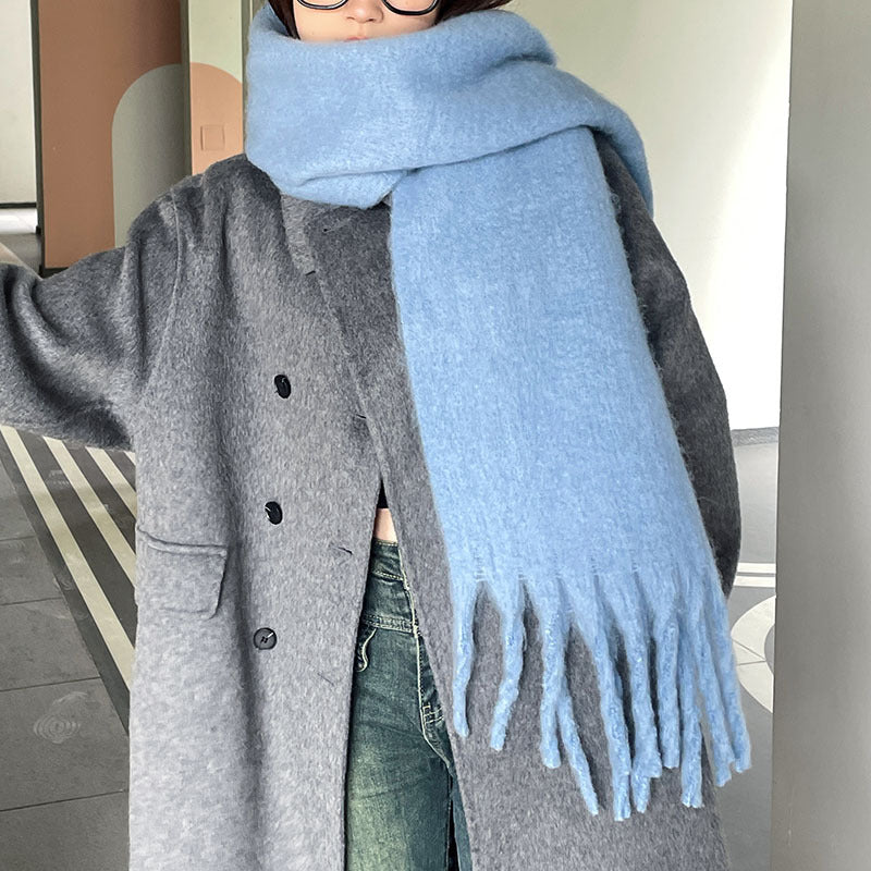 Vrouw met dikke oversized sjaal