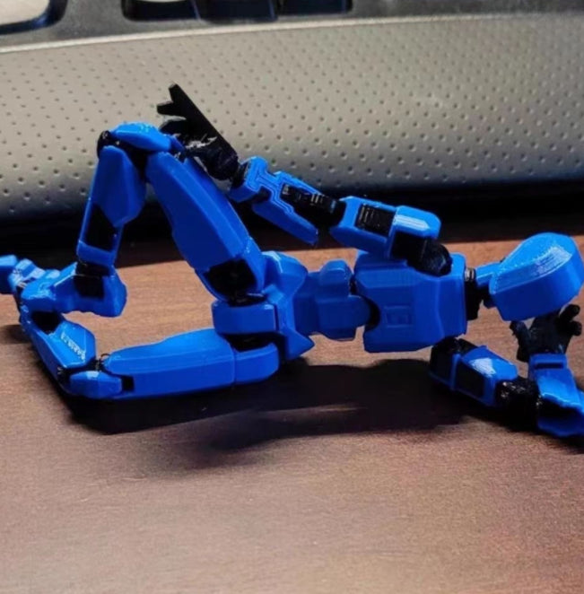 Oranje 3D-geprinte robotfiguur in actiehouding