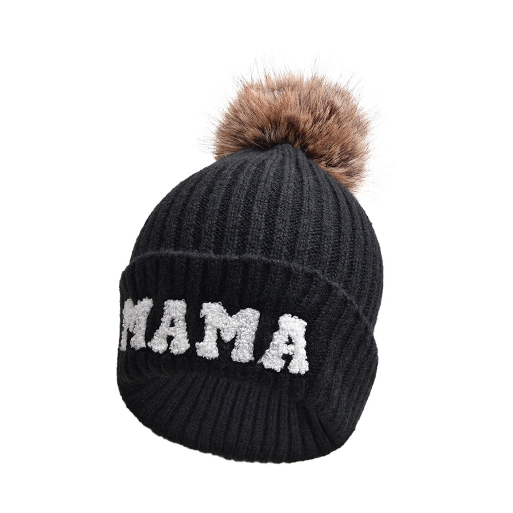 Geribde muts met MAMA-letters en pompon