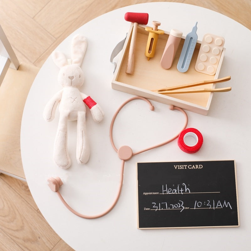 Houten dokterset met stethoscoop in koffer