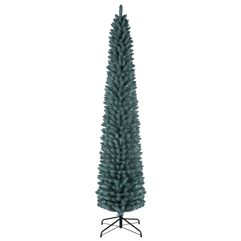 Hoge smalle berijpte kerstboom