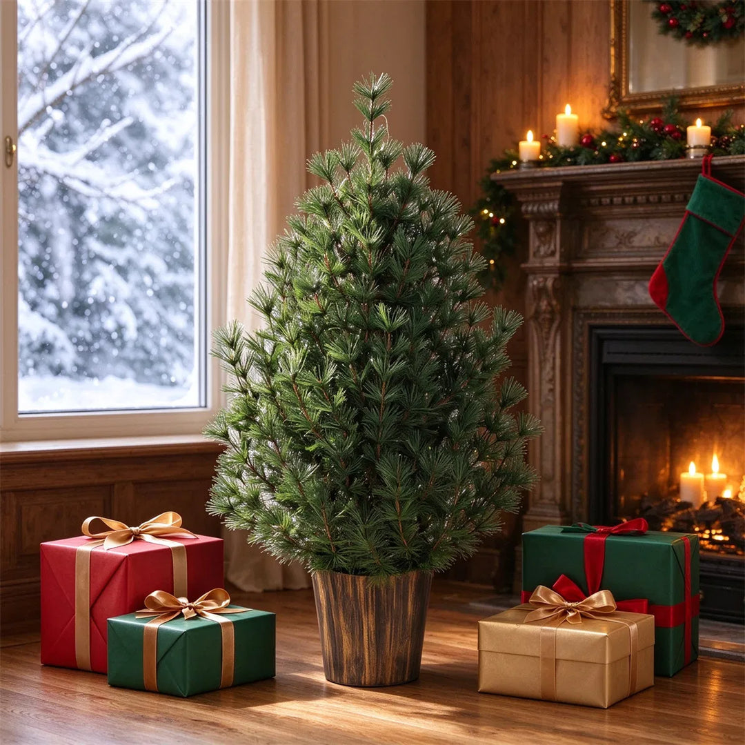 Klein kerstboompje in gouden vintage pot