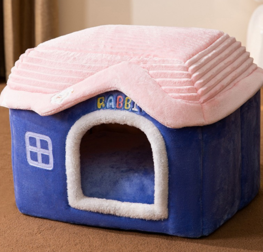 Kat kijkt uit een grijs pluche kattenhuisje