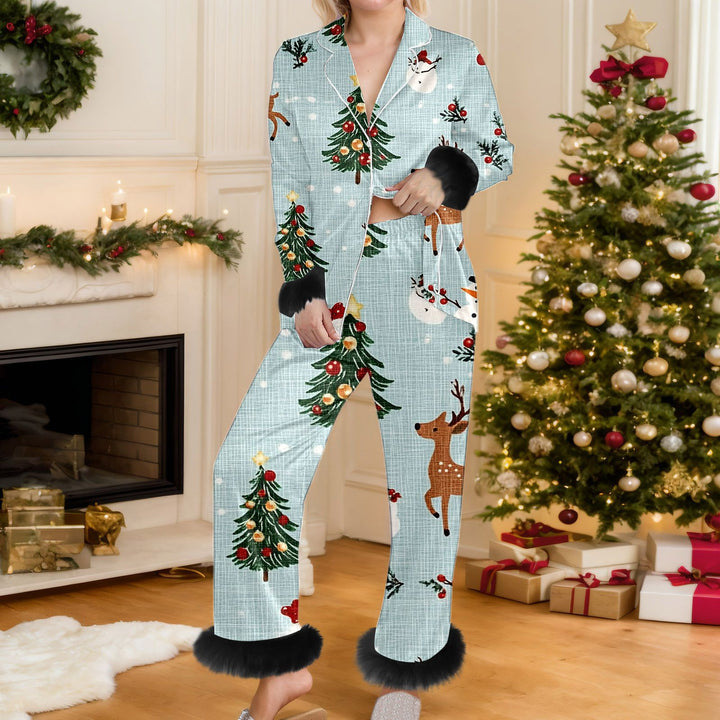 Vrouw in kerstpyjama met bontmanchetten