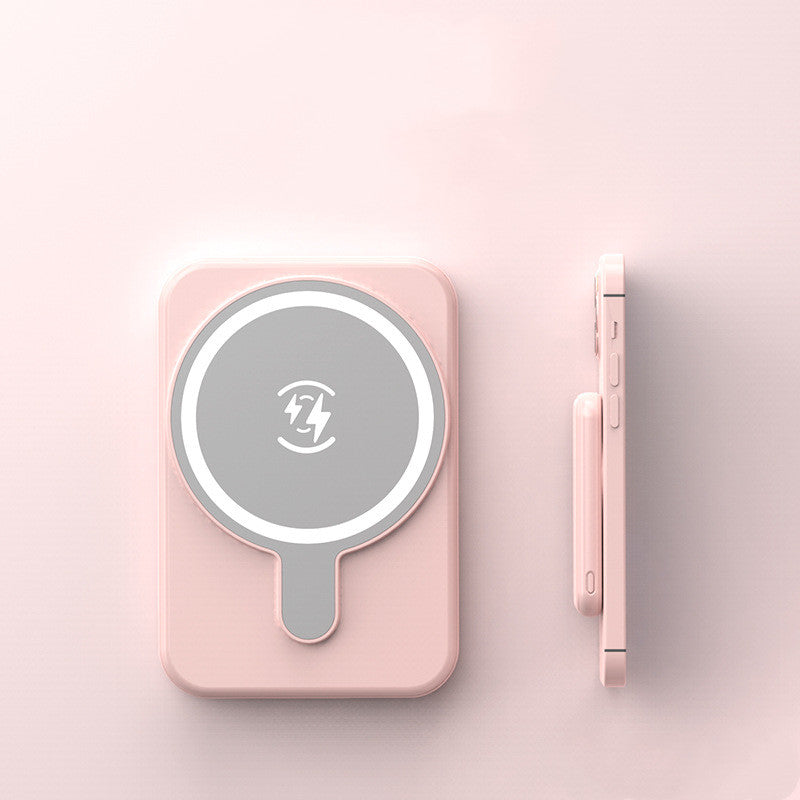Zwarte magnetische powerbank op een telefoon