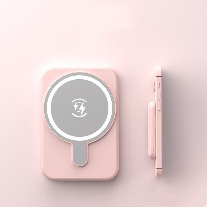 Zwarte magnetische powerbank op een telefoon
