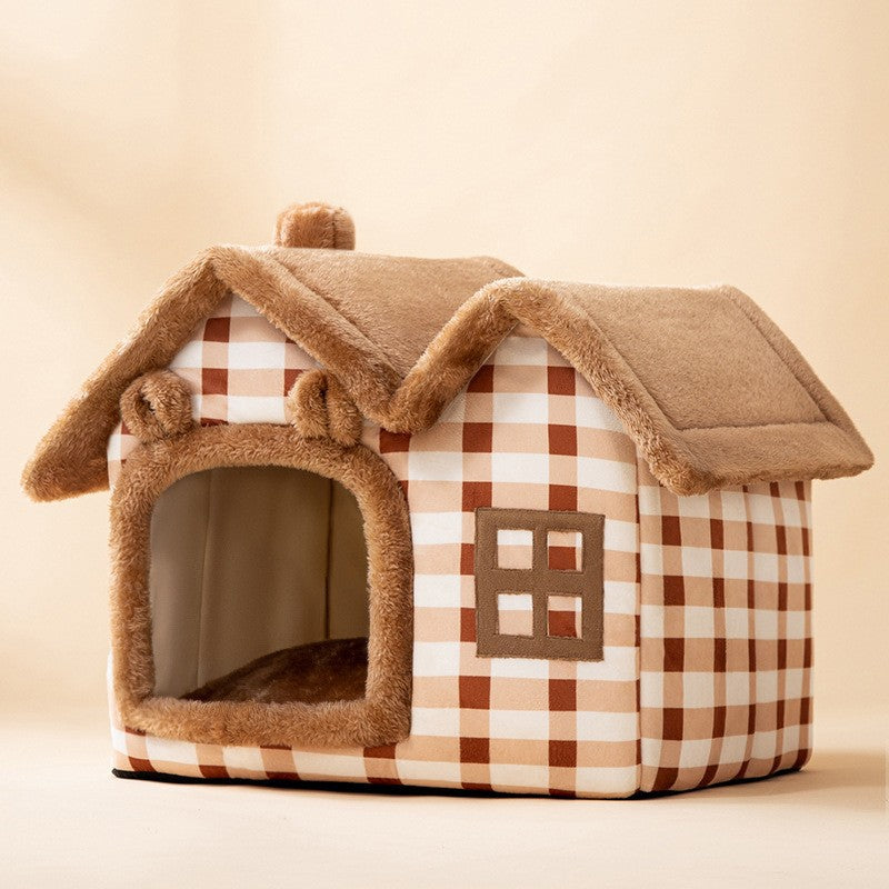 Kat kijkt uit een grijs pluche kattenhuisje