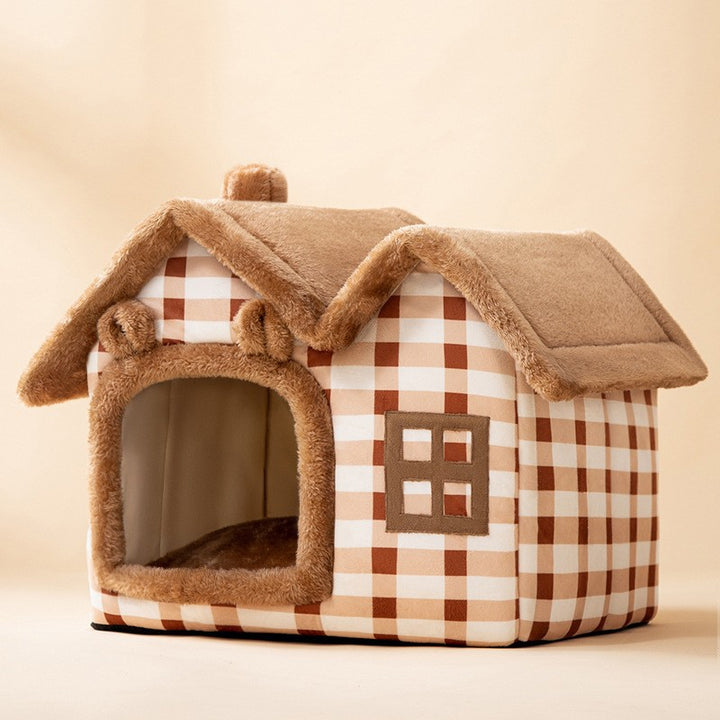 Kat kijkt uit een grijs pluche kattenhuisje