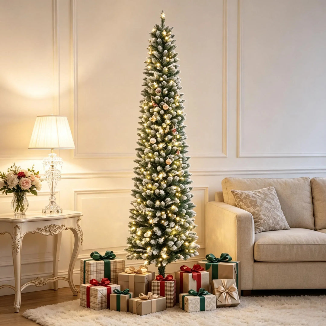 Smalle kerstboom met witte puntjes en lichtjes