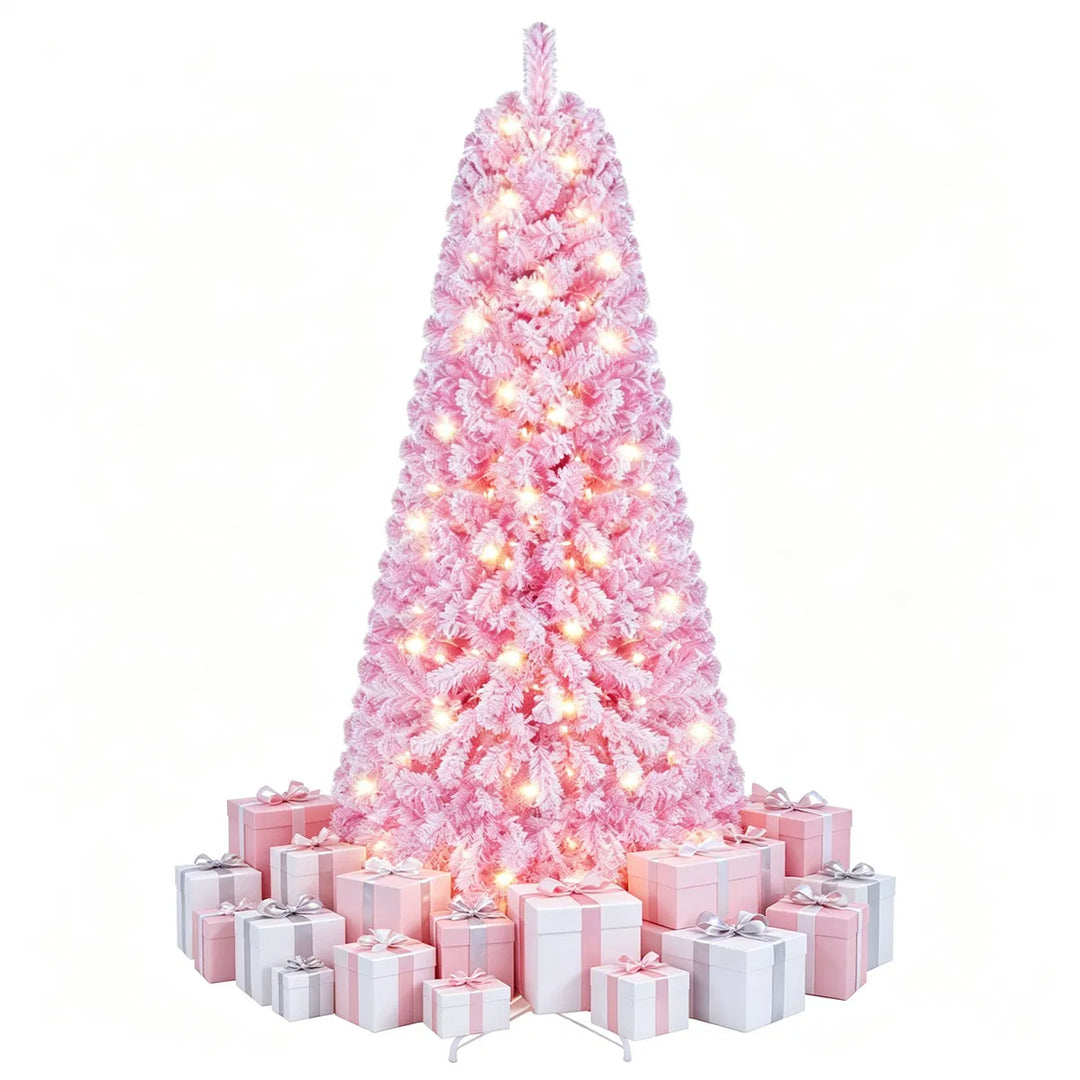 Roze besneeuwde kerstboom met warm licht