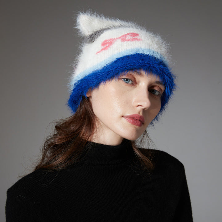 Pluizige muts met kattenoortjes en strikjes