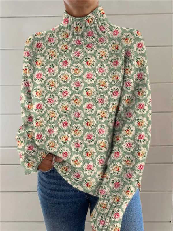 Vrouw in losse coltrui met print