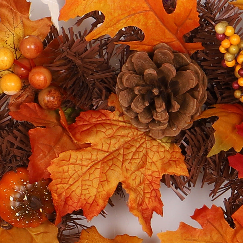 Herfstslinger met oranje esdoornbladeren op schouw
