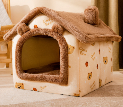Kat kijkt uit een grijs pluche kattenhuisje