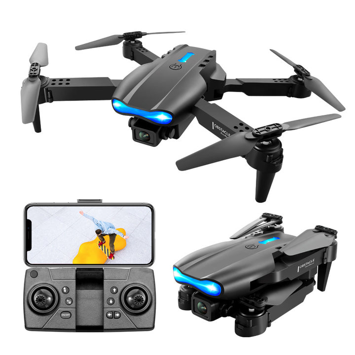 Zwarte opvouwbare drone met camera in de lucht