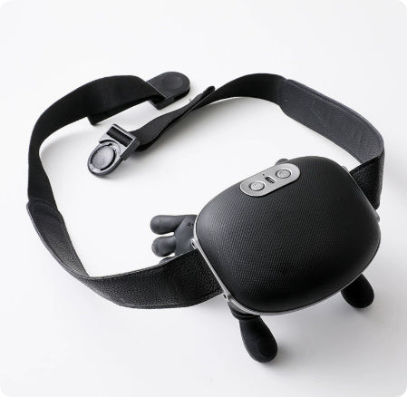 Groene snoerloze nekmassager om de schouders