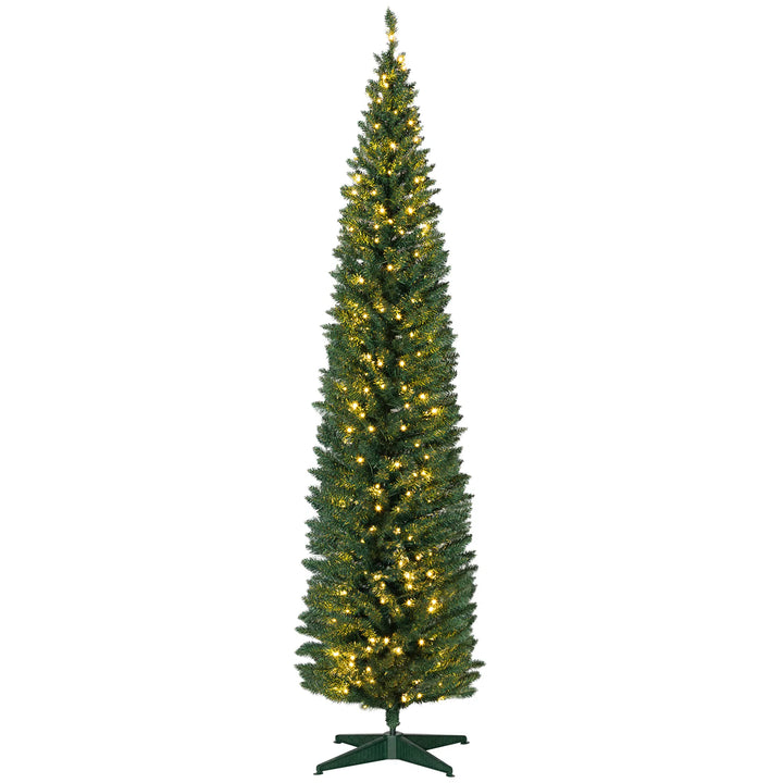 Hoge groene smalle kerstboom met lichtjes