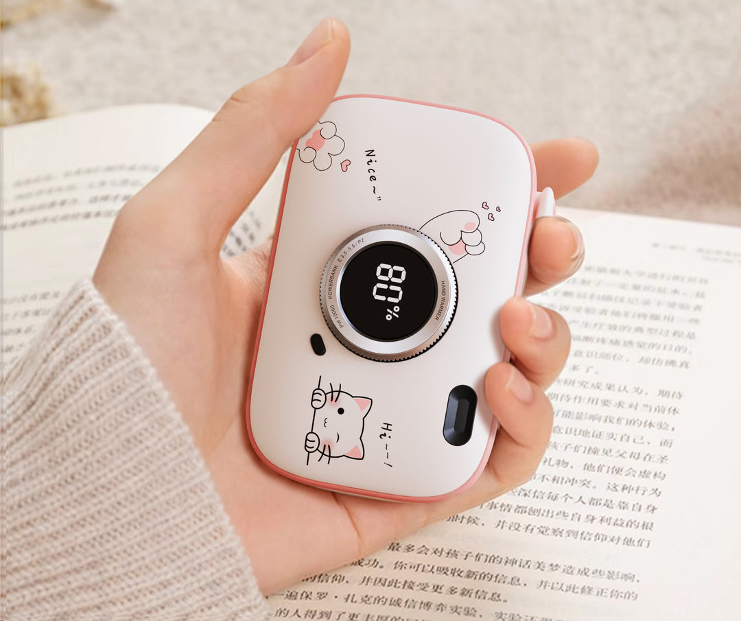 Roze handwarmer in cameravorm aan koord