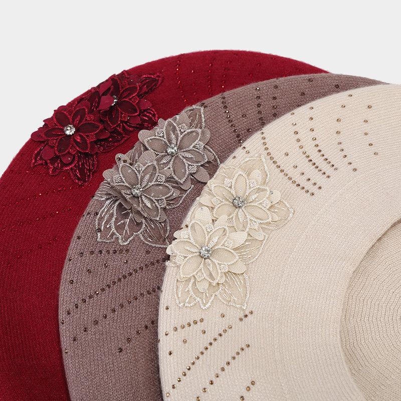 Gebreide baret met bloem en strass