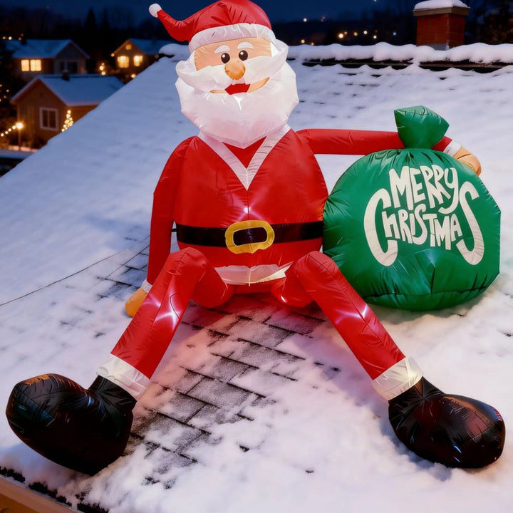 Opblaasbare kerstman met cadeauzak in tuin